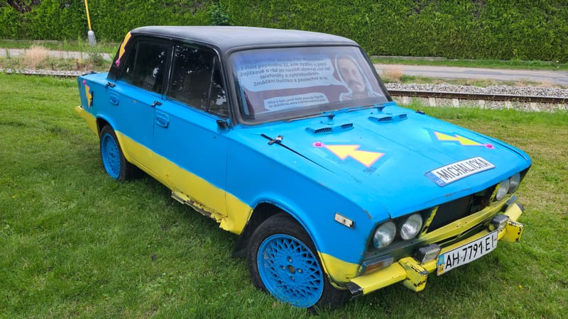 Upravené auto s nahrávkami výhrůžek Petra Michaličky ve Hvězdonicích — pohled 1