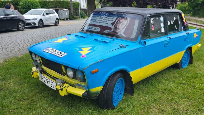 Upravené auto s nahrávkami výhrůžek Petra Michaličky ve Hvězdonicích — pohled 2